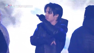 اجرای Walking on water از استری کیدز [ 2024 music bank GFJ ]-720p