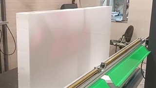 برش یونولیت با دستگاه مخصوص در کارگاه یونولیت دیزاین