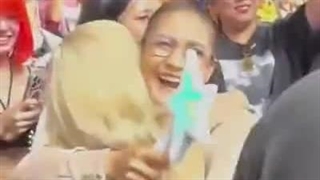 رزی به همراه مامان لیسا بین تماشاچیان کنسرت کوچلااا