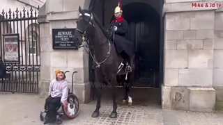 وقتی گارد سلطنتی غرور خود را می شکند و لحظات احترام و مهربانی را نشان می دهد!