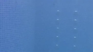 ماساژور ایستاده استخر