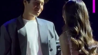 بغل کردن اشتین الویگا و اندرس موهلاچ(بازیگران نقش جی جی و کیفر درسریال جواهر بخش ای)