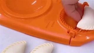 پیراشکی و سمبوسه زن دو کاره