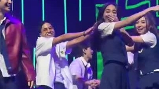 رقص باحال (جی جی) (کیفر) (یوری) و بخش E در جشن پایان فصل اول جواهر بخش ای-