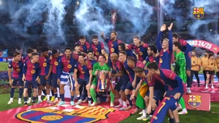 لحظه بالا بردن جام قهرمانی لالیگا 2025 توسط ترشتگن کاپیتان بارسلونا