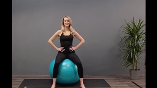 تمرین حرکات هشت تایی در حالت نشسته در پیلاتس برای دوران بارداری