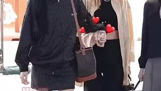 Lisa really misses the moment when Rosé used to hold her hand!!