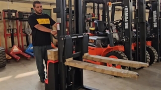 انواع استاکر تمام برقی ایرانی و خارجی استاکر خودکششی بالابر پیشرو