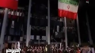 اقدام دیدنی صدا و سیما مقابل ساختمان شیشه ای؛ اجرای زنده سرود "ای ایران" توسط گروه ارکستر