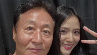 بازیگر کیم جونگ‌سو (همبازی جیسو در اسنودراپ: ماندونگ هارابوجی) در کنسرت ددلاین بلک‌پینک در روز گویانگ شرکت کرده