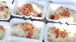 طبخ و توزیع ۵۰۰ پرس چلو مرغ در مناطق محروم جنوب استان کرمان