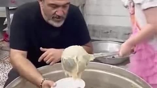 نذری تاسوعای حسینی مهران غفوریان به همراه دخترش