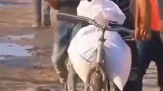 تلاش جانکاه یک فلسطینی با دست‌وپای قطع‌شده برای لقمه‌ای نان