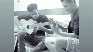 یه تیکه از آهنگ نشکن دلمو توسط استاد علی احمدی گیتاریست