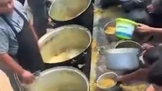 تصاویری بسیار تأثر برانگیز از شرمنده شدن آشپز غزه‌ای در برابر مردمی که با ظرف خالی منتظر اندکی غذا هستند...