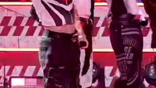 فنکم سونگمین در اجرای آهنگ ceremony از استری کیدز