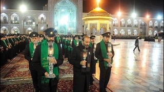 شمع‌گردانی خادمان ‌در شام غریبان امام رضا(ع)