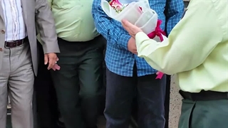 سردار محمدیان فرزند شهید سردار اصغر شامی را از منزل تا مدرسه بدرقه کرد