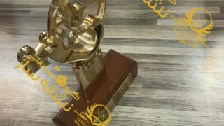 تندیس حجمی فلزی با آبکاری طلایی و پایه چوبی | ساخت سفارشی در نشانه ساز