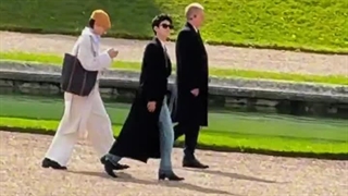 شیطون بلا تا صدای فن‌هارو شنید با خنده وانمود کرد داره میاد سمتشون که همه در حال سکته زدن بودن