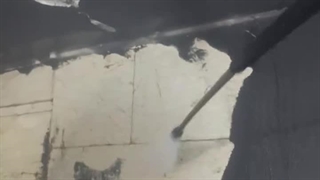 نماشویی دیوار آنش سوزی شده و سیاه با واترجت