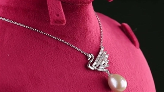 گردن آویز مروارید قو با زنجیر