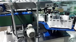 دستگاه لیبل زن ظروف تخت به صورت دو طرفه و دربند تریگر