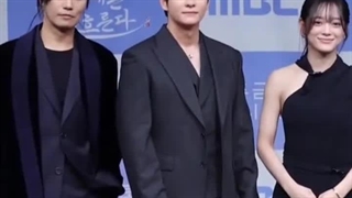 چقدر بهم میان خدو♡(: کنفرانس خبری امروز برگزار شده حضور بازیگران سریال رودخانه ماه/ماه در رودخانه جاری است(پخش 16 آبان)