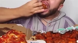 ویدئوی خوردن پیتزا سفارشی برای یکی از ممبرها