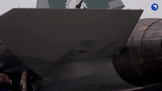 نمایش جنگنده نسل پنجم Su-۵۷ روسیه پیش از آغاز نمایشگاه هوایی دبی ۲۰۲۵