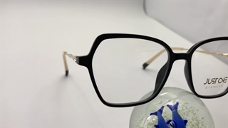 عینک طبی JUST ONE 09122724060
