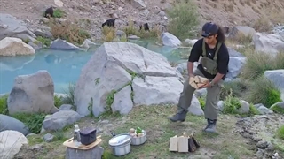 کی تو کمپ و شرایط سخت بهتر آشپزی میکنه؟ سگ غذامونو خورد!!