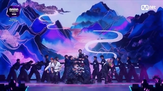 Stray Kids - CREED + Chk Chk Boom + Divine + CEREMONY (Hip Hip Version) [MAMA] (اجرای زنده استری کیدز در مراسم ماما)