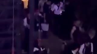 اینجا هم که دارن از مراسم میرن بیرون لینو رو کول یکی از استف هاستتت