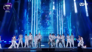 TXT (투모로우바이투게더) - Upside Down Kiss + Beautiful Strangers [MAMA] (اجرای زنده گروه تی اکس تی در مراسم ماما )