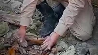 تفحص یک شهید دفاع مقدس در شرق دجله همراه با پلاک و پوتین‌ها