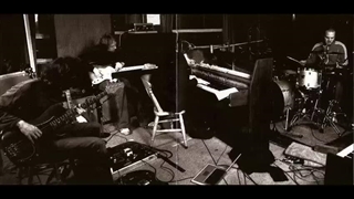 آهنگ عرضه نشده ی Race نسخه اولیش در 2013 از کلدپلی