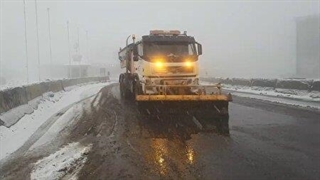 بارش برف در محور هراز و هشدار به رانندگان