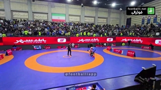 ورود جیمی جامپ به زمین و در آغوش گرفتن حسن یزدانی کشتی گیر استقلال