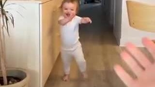 مادر زنگی رو گذاشته روی میز که وقتی کسی بغل خواست میزنه و بغل میشه