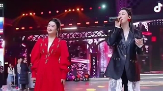 خواننده تانگ یی و رفیقش1404