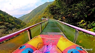 دیوانه کننده! سرسره آبی شیشه ای ۲ مایلی در پایین کوه! | طولانی ترین سرسره آبی شیشه ای جهان!