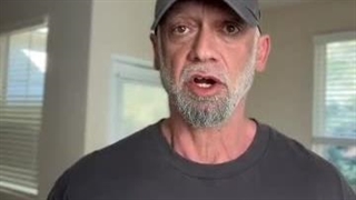 گویا پسر گوگوش هستن ایشون از شدت خوشحالی دست و پاشو گم کرده:)))