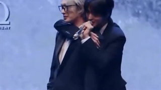 مخ زدناشون>_<