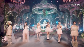 اجرای stuck in the middle از بیبی مانستر