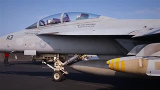 پرواز جنگنده‌های آمریکایی از روی ناو آبراهام لینکلن