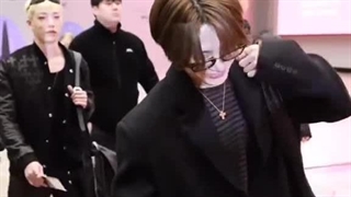 استری‌کیدز برای فن ساینِ آفلاین‌شون راهیِ ژاپن شدن طبق‌گفته‌ی خبرنگار مینهو به دلیل داشتن اسکجول با پرواز جداگانه می‌ره