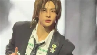 ینی چی زل بزنی به استی براش بوس بفرستی ، اصلا هم حسودیم نشدااا ( هیونجین )