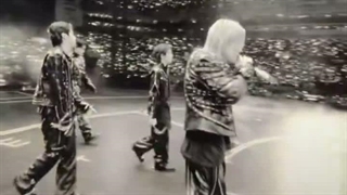 بخشی از اجرا they don't know 'bout us (جدید)
