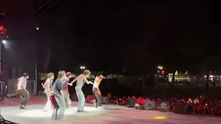 Fan chant اهنگ Get a guitar از Riize در Lollapalooza شیلی 2026